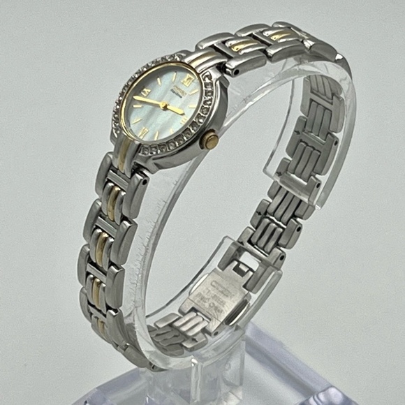 Citizen Eco Drive Petite MOP Round Silver and Gold Ladies Watch Working - Picture 4 of 7
